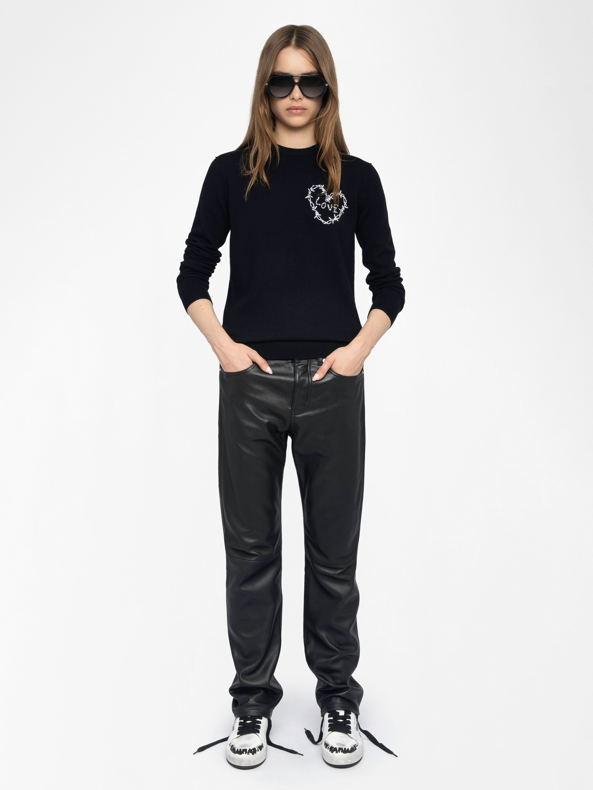 Jumper Kendy - Jumper with round neck and heart embroidery on the front.