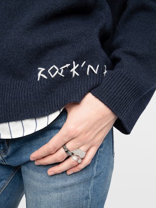 Maglione Swyny - Maglia oversize con scollo a V e ricamo a mano sul fondo.