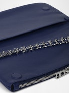 Pochette Rock - Pochette en cuir grainé à double chaînes cuir et métal et ailes ornées de strass.