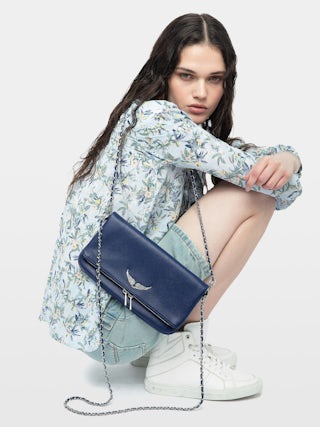 Pochette Rock - Pochette en cuir grainé à double chaînes cuir et métal et ailes ornées de strass.