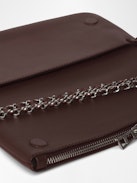 Rock Pochette - Pochette aus genarbtem Leder mit doppelten Leder- und Metallketten und mit Strass verzierten Flügeln.