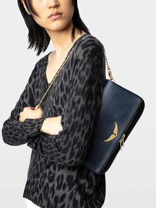 Pochette Rock - Pochette en cuir grainé à double chaînes cuir et métal et ailes ornées de strass.