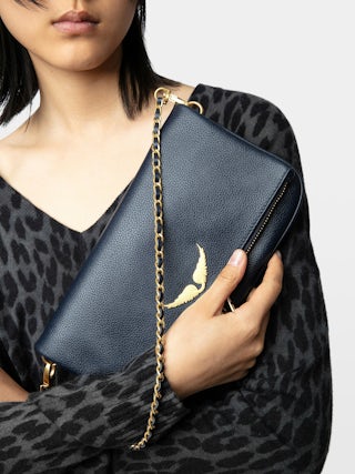 Pochette Rock - Pochette en cuir grainé à double chaînes cuir et métal et ailes ornées de strass.