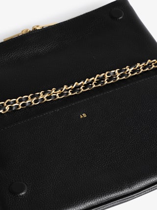 Clutch Rock - Pochette aus genarbtem Leder mit doppelten Leder- und Metallketten und mit Strass verzierten Flügeln.