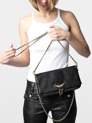 Pochette Rock - Pochette en cuir grainé à double chaînes cuir et métal et ailes ornées de strass.