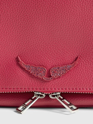 Pochette Rock - Pochette en cuir grainé à double chaînes cuir et métal et ailes ornées de strass.