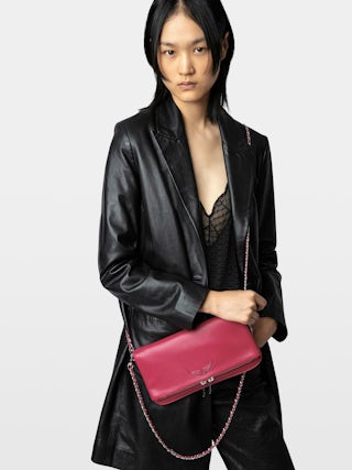 Pochette Rock - Pochette en cuir grainé à double chaînes cuir et métal et ailes ornées de strass.