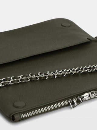 Pochette Rock - Pochette en cuir grainé kaki à double chaîne cuir et métal et ailes ornées de strass.
