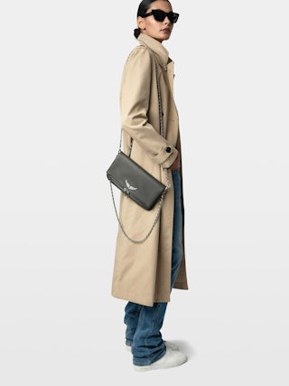 Pochette Rock - Pochette en cuir grainé à double chaînes cuir et métal et ailes ornées de strass.