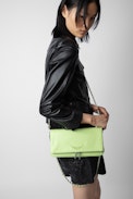 Pochette Rock - Pochette en cuir grainé vert jaune à double chaîne cuir et métal.