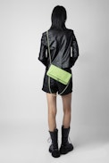 Pochette Rock - Pochette en cuir grainé vert jaune à double chaîne cuir et métal.