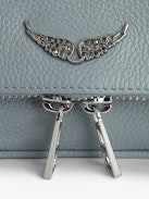 Clutch Rock Nano - Pochette aus genarbtem Leder mit Signature-Metallflügeln und Strassverzierung.