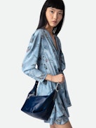 Handtasche Le Cecilia - Blaue Handtasche aus italienischem und pflanzlich gegerbtem Leder mit Schulterriemen aus Leder mit „C“-förmiger Metallschnalle.