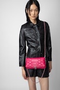 Pochette Rock Trapuntata - Pochette da donna in pelle rosa trapuntata effetto pitone con charm a forma di ali