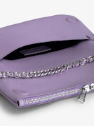 Rock Soft Savage Pochette - Violette Clutch aus Leder in Python-Optik mit Doppelkette aus Leder und Metall.
