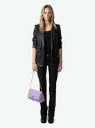 Borsa Rocky Soft Savage - Borsa in pelle viola effetto pitone con tracolla, catena e charm a forma di ali.