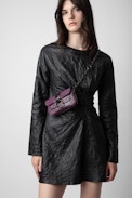 Tasche Kate Wallet Prägung - Mini-Tasche aus geprägtem Leder in Bordeauxrot mit Leguan-Effekt und Metallkette für Damen.