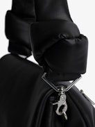 Borsa Rocky Eternal - Borsa in pelle liscia nera con manico annodato e tracolla con catena.