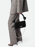 Borsa Rocky Eternal - Borsa in pelle liscia nera con manico annodato e tracolla con catena.