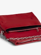 Borsa Rocky Eternal - Borsa in pelle liscia rossa con cinghia annodata e tracolla con catena.