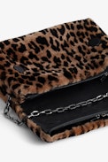 Borsa Rocky Eternal Leopardata - Borsa in pelle marrone shearling stampa leopardata con tracolla annodata, catena e charm ali da donna.