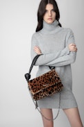 Borsa Rocky Eternal Leopardata - Borsa in pelle marrone shearling stampa leopardata con tracolla annodata, catena e charm ali da donna.