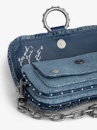 Tasche Kate Wallet Denim - Designed by Kate Moss for Zadig&Voltaire.  Mini-Handtasche aus Glitter-Denim mit Metallkette, Lederschlaufe und Fransen.
