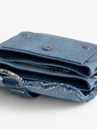 Tasche Kate Wallet Denim - Designed by Kate Moss for Zadig&Voltaire.  Mini-Handtasche aus Glitter-Denim mit Metallkette, Lederschlaufe und Fransen.