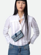Tasche Kate Wallet Denim - Designed by Kate Moss for Zadig&Voltaire.  Mini-Handtasche aus Glitter-Denim mit Metallkette, Lederschlaufe und Fransen.