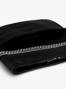 Pochette Rock Lucky Charms - Pochette en cuir lisse noir à double chaînes en métal ornée de lucky charms.