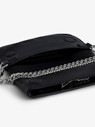 Pochette Rock Nano Lucky Charms - Petite pochette en cuir lisse noir à double chaîne ornée de lucky charms.