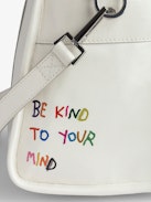 Borsa Sunny Medium #2 - Borsa in pelle verniciata ecru con manico, tracolla, charm a forma di ali e personalizzazioni create da Humberto Cruz.