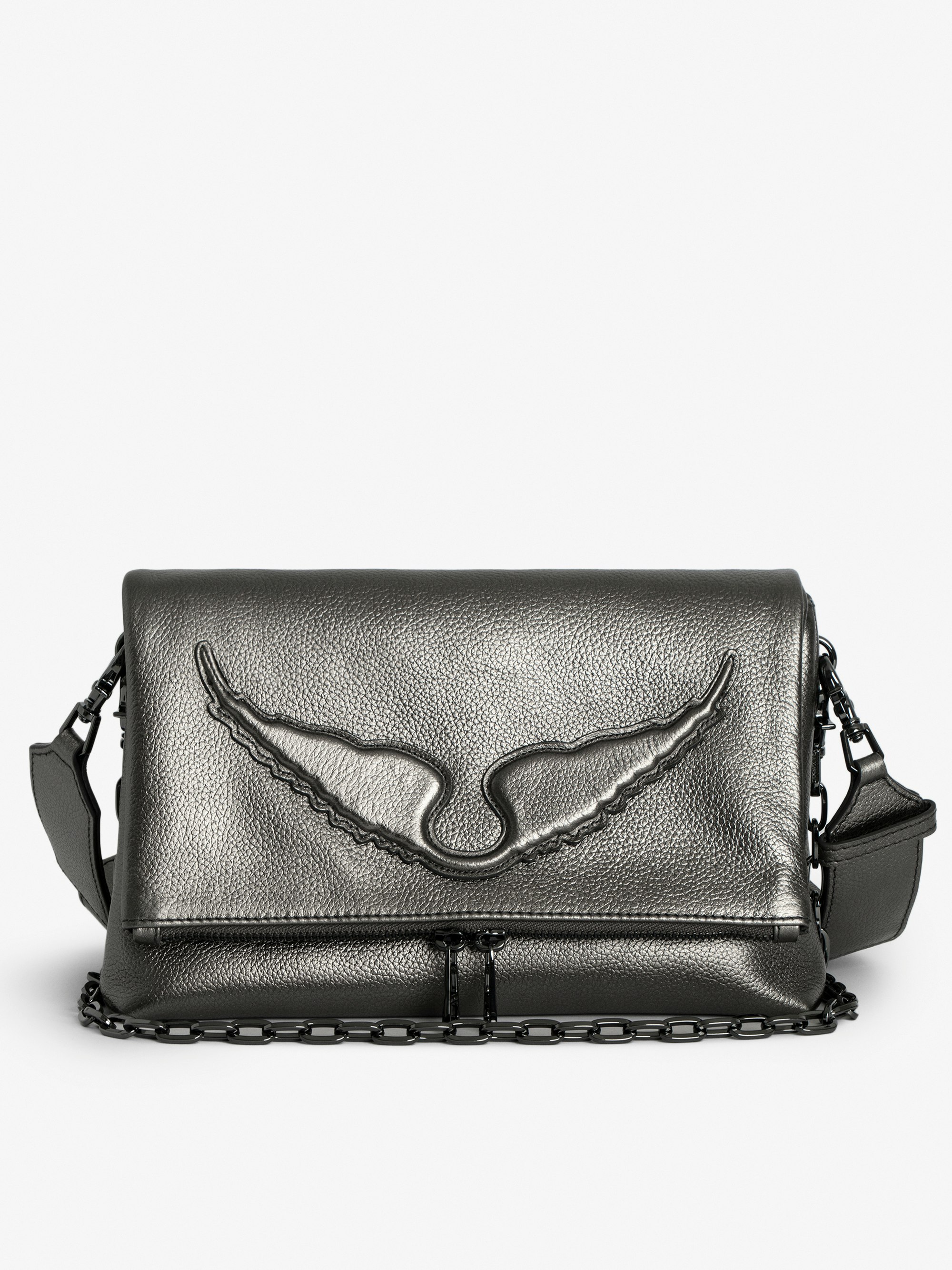 Bolso Rocky - Bolso de piel con efecto granulado y metalizado gris con cadena, bandolera y las alas emblemáticas repujadas.