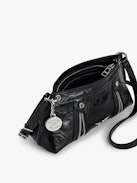 Borsa Sunny Mood - Borsa in pelle verniciata effetto vintage nera con ciondolo a medaglione e ali distintive.
