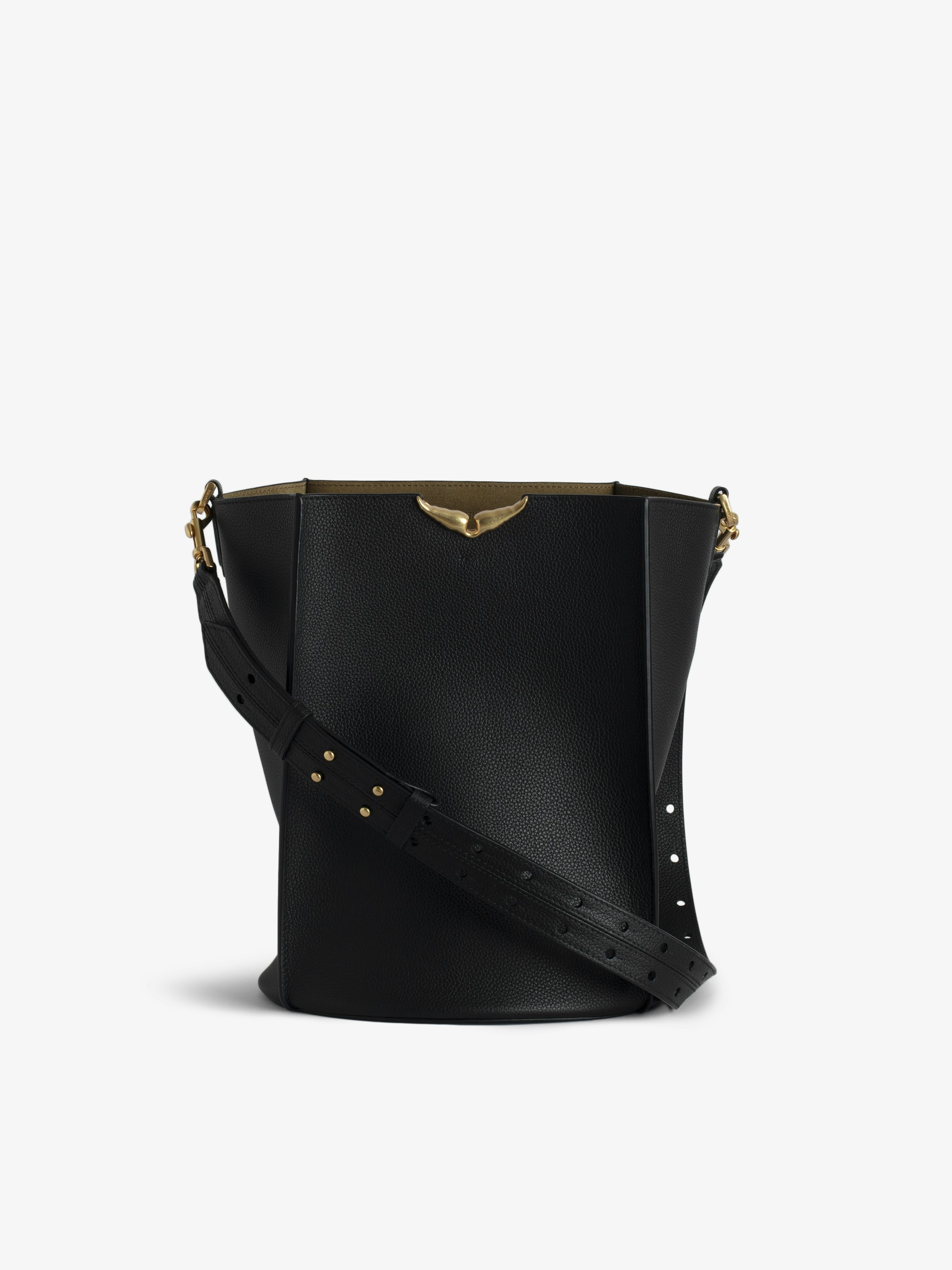 Bolso Borderline Bucket XL - Bolso saco de cuero granulado negro con correa ajustable y alas distintivas.