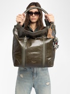 Sunny Hobo Vintage Patent Tasche - Hobo-Tasche aus Lackleder mit Vintage-Effekt und Flügel-Signatur.