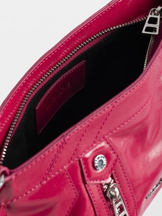 Sunny Mood Vintage Patent Tasche - Minitasche aus Lackleder mit Vintage-Effekt, mit verstellbarem Schulterriemen und Wings-Signatur.