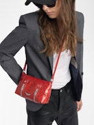 Sunny Mood Vintage Patent Tasche - Kleine Tasche aus Lackleder im Vintage-Stil mit verstellbarem Schulterriemen und Flügel-Signatur.