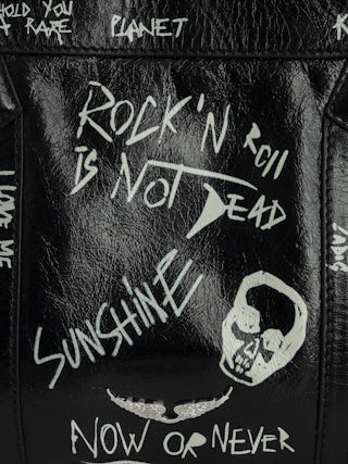 Sac Sunny Moody - Sac en cuir vernis effet vintage tagué, à bandoulière ajustable et signature ailes.