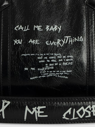 Sac Sunny Moody - Sac en cuir vernis effet vintage tagué, à bandoulière ajustable et signature ailes.