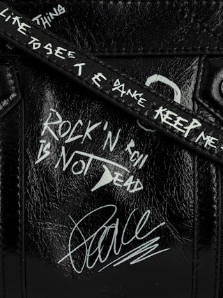 Sac Sunny Mood - Petit sac en cuir vernis effet vintage tagué, à bandoulière ajustable et signature ailes.