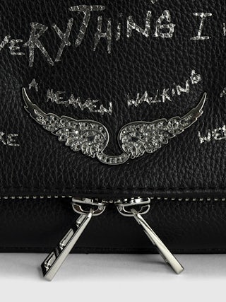 Pochette Rock - Pochette en cuir grainé imprimé Graffiti à double chaîne cuir et métal et ailes ornées de strass.