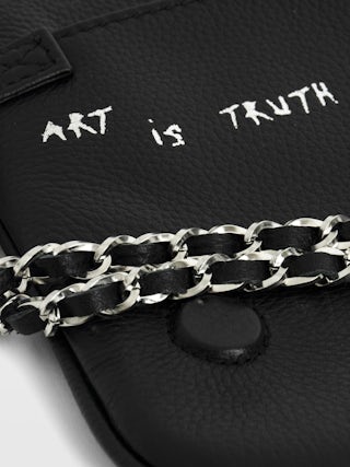 Pochette Rock - Pochette en cuir grainé imprimé Graffiti à double chaîne cuir et métal et ailes ornées de strass.