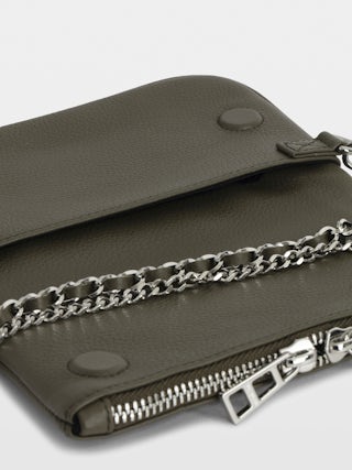 Rock Nano Clutch - Pochette aus genarbtem Leder mit doppelten Leder- und Metallketten und mit Strass verzierten Flügeln.