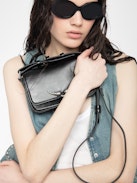 Sac Le Zazi Vintage Patent - Petit sac en cuir vernis effet inspiré vintage, à bandoulière ajustable et ailes signature.