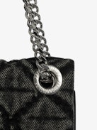 Clutch Rock II Monogram - Clutch aus Denim mit verschiebbarer Metallkette und Signature-Flügeln.