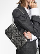 Clutch Rock II Monogram - Clutch aus Denim mit verschiebbarer Metallkette und Signature-Flügeln.