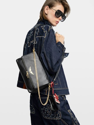 Sac Rocky II - Sac en cuir grainé à bandoulière, avec chaine, et ailes signatures.