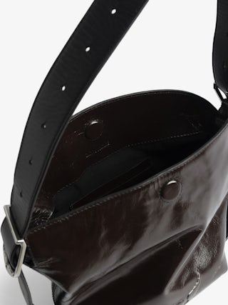 Baby Jane Vintage Patent Bag - Vintage-effect patent leather bag with adjustable shoulder strap and embossed wings signature.