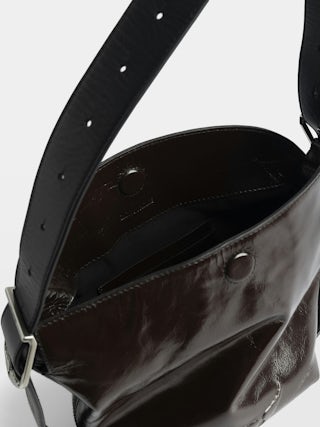 Borsa Baby Jane Vintage Patent - Borsa in pelle verniciata effetto vintage, con tracolla regolabile e firma ali in rilievo.